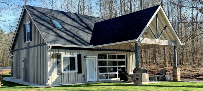LUXURY Barn Chalet.  2 bedrooms, firepit, BBQ, loft, trails, ponds, park Hotels in Cleveland