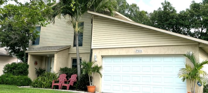 Tropical Oasis Beach Town Private Pool Home & Tiki Lanai Close to Beaches Hotels in Pinellas Park