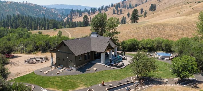 Newly built cabin with private 2 acres, pool & hot tub Hotels in Boise County