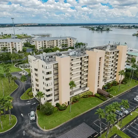 Fully renovated penthouse: 5 min walk to Madeira Beach ~ Come enjoy our oasis!