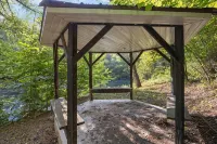 Cox Riverside Retreat - 32 miles to Springfield - Hytter