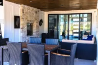 Manila Lot 7 · King bed, high end, new home, hot tub, steam room - Wifi