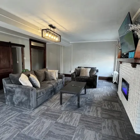 Historic Downtown Apt Steps from Eateries & Wvu