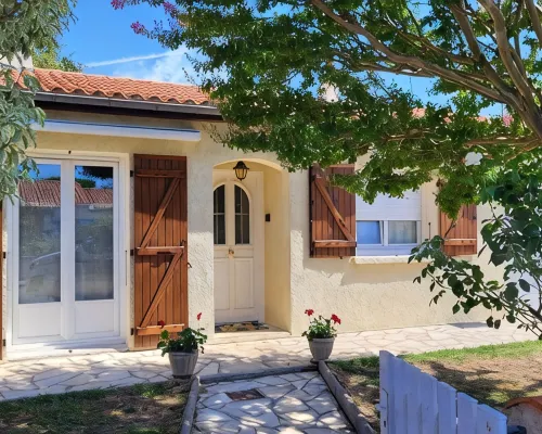 Family home in Fouras - enclosed garden near beach and market 富拉酒店