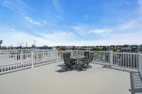 Top Flr Balcony w/ bonus room + wet bar, 2 blocks to beach, Linens/towels incl.