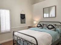 Resort Living! Quiet Lakefront Home. Pool, large shaded patio, fishing, sleeps 9 - Parvekkeita