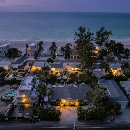 Charming Ground Level Resort Style 3 unit Condo - unit C