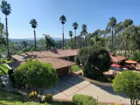 Detached guest house on private gated Spanish Estate with a pool, Temecula close フォールブルックのホテル