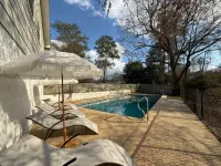 Creekside Escape – Spacious 5BR with Pool & BBQ - 4 ดาว