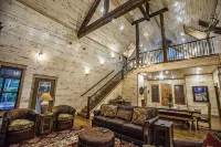 Deer Hollow Lodge: 4 Master Suites, Pool Table, Hot Tub & Fire Pit - 2 stjerner