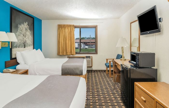 Super 8 by Wyndham Lincoln West