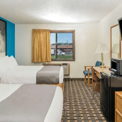 Super 8 by Wyndham Lincoln West Hotel dekat Stadion Lincoln Memorial