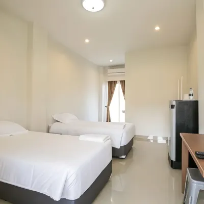 J-House Phetchaburi Hotels near Wat Kamphaeng Laeng