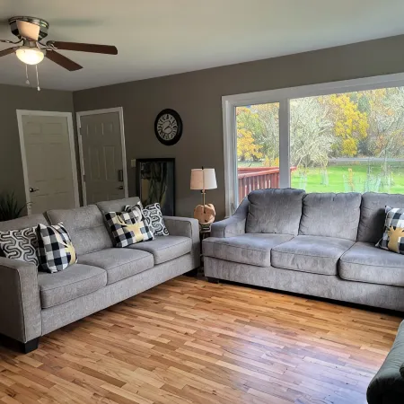 Cozy retreat on 3 acres near Lost Creek Lake. Pet Friendly
