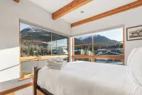 Alaska Slopes | Hot Tub, Gym & Guest House - balkon