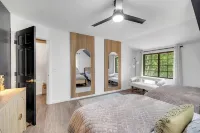 Perfect 5-bedroom house with private beach, indoor pool, in charming Carsonville - Wi-Fi