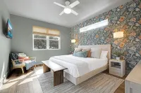 17 Palms Beach House with heated private pool and Tiki hut bar - 4-Star