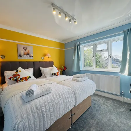 Spacious 4BR house close to Gatwick Airport.