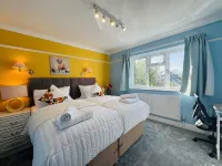 Spacious 4BR house close to Gatwick Airport.