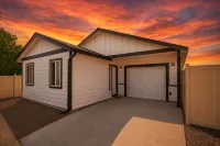 Guest House with private entry and driveway. Pet Friendly! - 2 stjerner