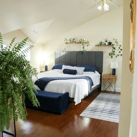 Botanical Loft in Amish Country, King Bed, Jetted Tub & Garden Patio