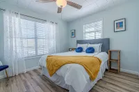 Charming updated Surfside home with firepit - only 2 min walk to the beach! - 무료 와이파이