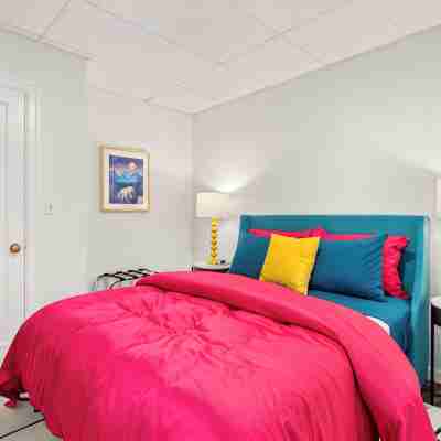Vibrant Parkside Retreat -Newly Renovated, Hot Tub & Walkable to Downtown! Rooms