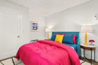 Vibrant Parkside Retreat -Newly Renovated, Hot Tub & Walkable to Downtown! - petit déjeuner
