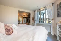 Waterfront Oasis: Luxury Retreat Between Ottawa and Montreal - Villas