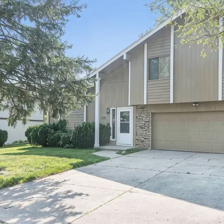Cheerful 3 Bedroom House, 2 Bathrooms, 5 minutes from the interstate
