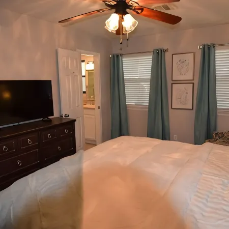 Beautiful 4 Bedroom in quiet neighborhood!