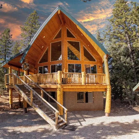 Gorgeous Chalet Cabin w/NEW HOT TUB near National Parks and loaded w'/Amenities!