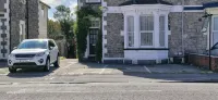 Holly Lodge - parking