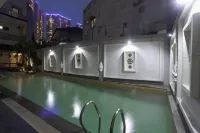 จัมบูลูวุก แมนชั่น ปากูบูโวโน - สระว่ายน้ำแบบอินฟินิตี้