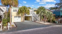 Sunset Beach 3Br Cottage with Spacious Deck & Screened Porches - Boutique
