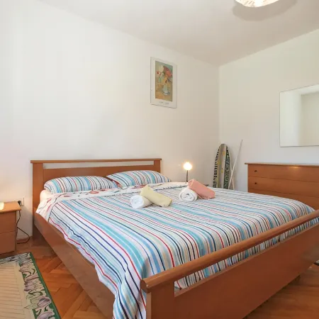 Bright apartment with garden and balcony Hotels in Galižana