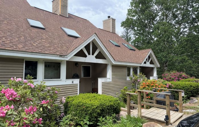 Modern Rustic townhouse close to everything NH! Work and play year round.