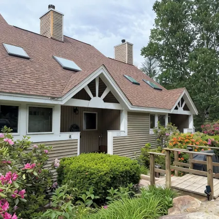 Modern Rustic townhouse close to everything NH! Work and play year round.