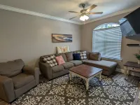 Spacious 3 bed 2 bath. Quiet neighborhood, walk to beach, pool table. - 2 stjerner