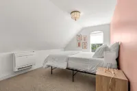 Newly Renovated Luxury 5Br Home + Office, Walk to Beach & Town - 3つ星