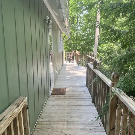 Lakefront Escape close to Clemson and Seneca