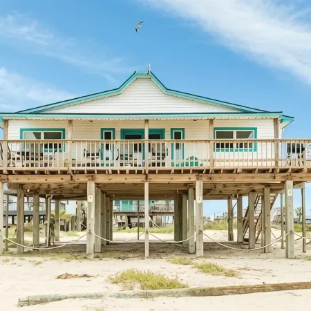Pedestrian Beach Front 3- bedroom house in Surfside Beach