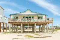 Pedestrian Beach Front 3- bedroom house in Surfside Beach - 비치