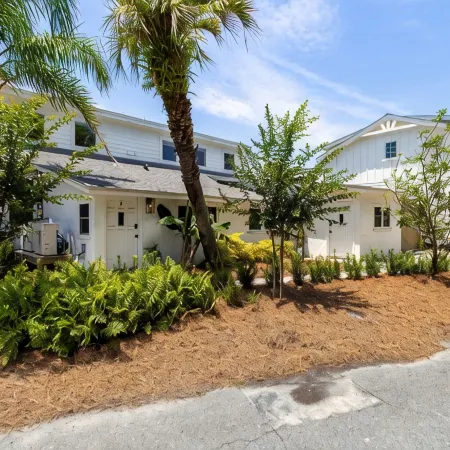 Charming Studio Apartment E - Steps to Beach & Dining