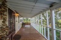 Charming Waterfront Cottage – Private Dock, Panoramic Views, and Park Passes! - Wi-Fi
