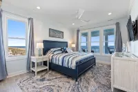 Enjoy Amazing Views at Almost New Spacious Oceanfront Unit, Huge Deck, Elevator - 5-Star