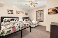 Sleeps 20, Lake Harmony -Hot Tub, Fire Pit, Games - Views -Super Spacious - 4-Star