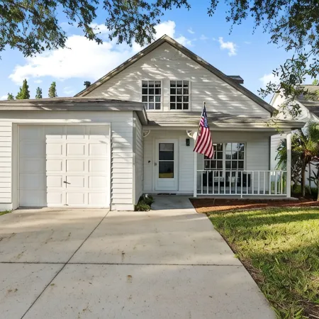 Serene 4BR Lakeside Retreat - Fire Pit & Comm Pool