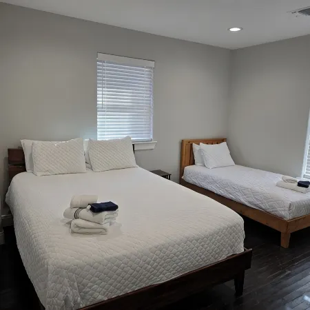 Bluebonnet Cottage Duplex in Downtown Denison--Perfect Blend of Charm & Comfort Отели в г. Денисон