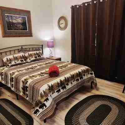 BRAND NEW CUSTOM BUILT HOME WITH AC! FENCED FOR YOUR PUPS! Rooms